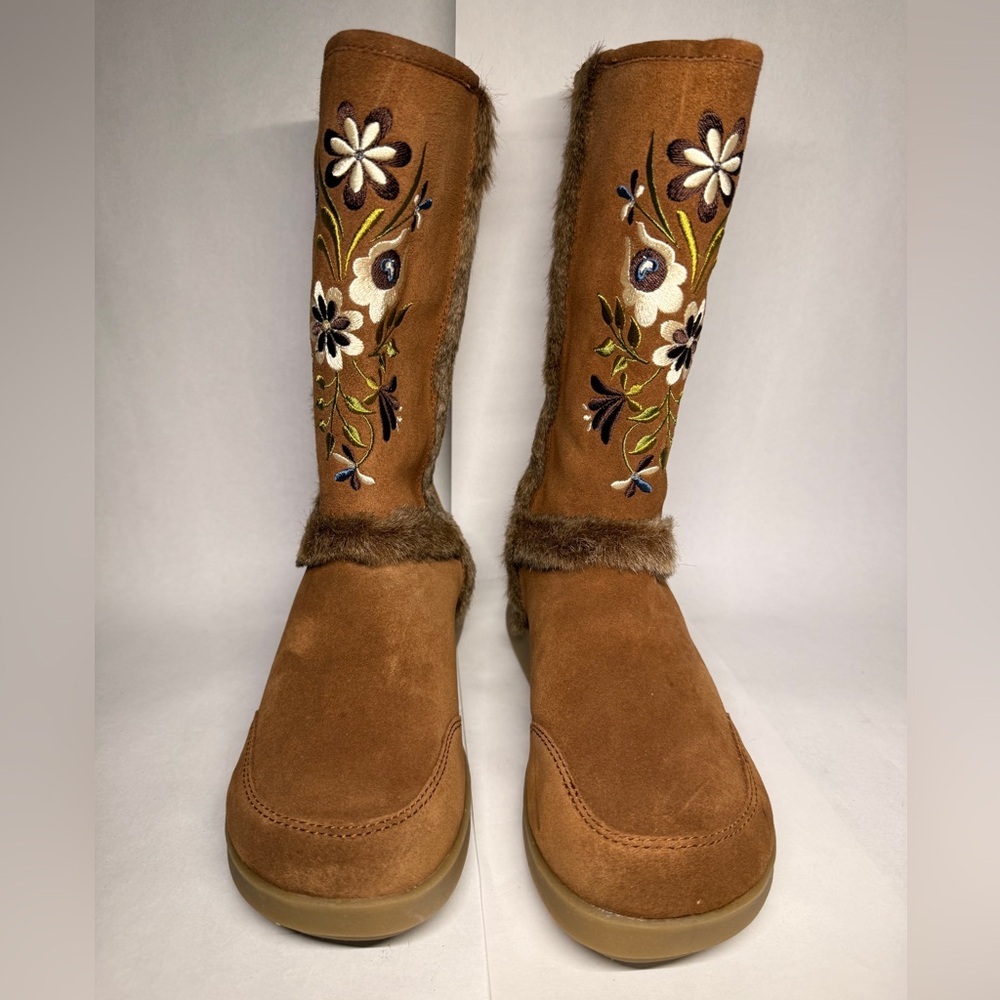 NEW! Report Floral Embroidered Faux Fur Boots Size 7 - Picture 2 of 4